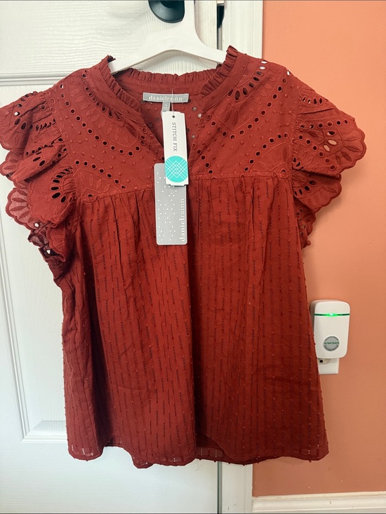 Daniel Rainn Tops - Daniel Rainn rust red eyelet flutter sleeve blouse